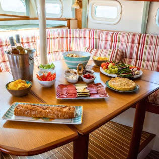 Salida Privada en Velero con Brunch o Comida en Bahía de João d'Arens (Portimão, Algarve)