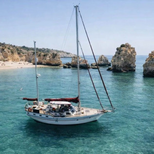 Salida Privada en Velero con Brunch o Comida en Bahía de João d'Arens (Portimão, Algarve)