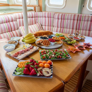 Salida Privada en Velero con Brunch o Comida en Bahía de João d'Arens (Portimão, Algarve)