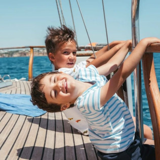 Salida Privada en Velero con Brunch o Comida en Bahía de João d'Arens (Portimão, Algarve)