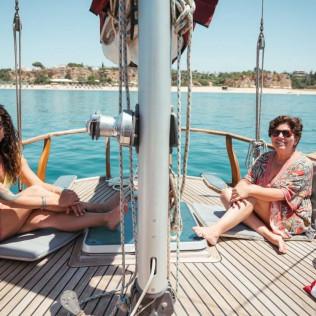 Salida Privada en Velero con Brunch o Comida en Bahía de João d'Arens (Portimão, Algarve)