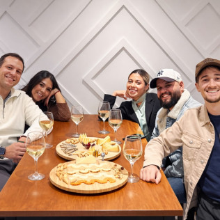 Taller de Queso con Cata de Vinos o Quesos en La Musola (Madrid)