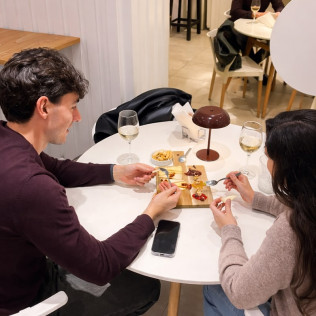 Taller de Queso con Cata de Vinos o Quesos en La Musola (Madrid)