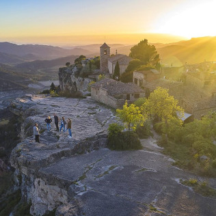 Visita Guiada por Siurana Medieval con Comida en el Refugi y Visita a Bodega con Cata en Cellers Baronia del Montsant (Tarragona)