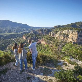 Visita Guiada por Siurana Medieval con Comida en el Refugi y Visita a Bodega con Cata en Cellers Baronia del Montsant (Tarragona)