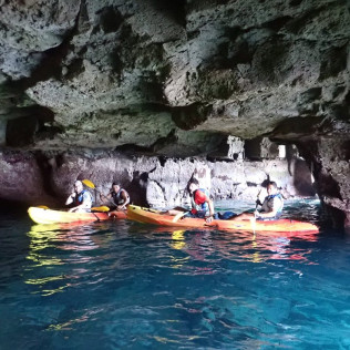 Kayak y Snorkel con Snack y Fotos por Cuevas Marinas (Mogán, Gran Canaria)