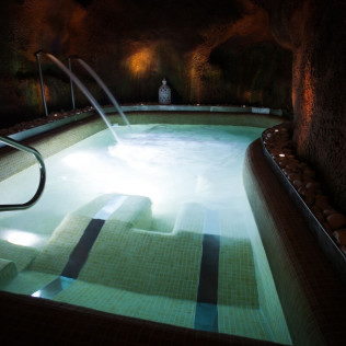 Circuito Spa en Casa Rural & Spa La Graja 3* y Visita a Bodega del Nero, Degustación de 2 Vinos y Queso para dos (Chinchón, Madrid)