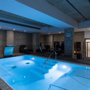 Circuito Spa y Masaje con Aromaterapia o Terapéutico para dos en Hotel Catalonia Ramblas 4* (Barcelona)