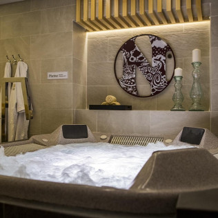 Masaje y Piscina Dinámica con Cava y Bombones para dos en Spa Centro Nature Urban (Jaén) 