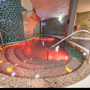Circuito Spa con Comida en Balneario de Archena y Visita a Museo del Vino en Bodegas con Cata y Tapas para dos (Murcia)