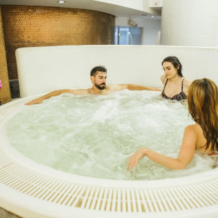 Circuito Spa, Masaje, Cena y Cóctel para dos en Hotel Macià Granada Five Senses 3* (Granada)