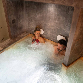 Circuito Spa, Masaje 15' y Cava para Parejas en Hotel Macià Granada Five Senses (Granada)