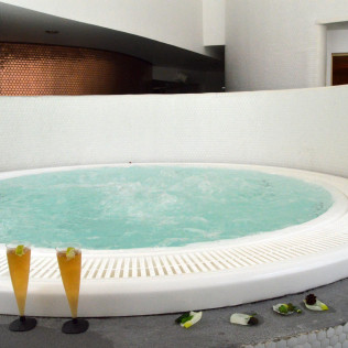 Circuito Spa, Masaje 15' y Cava para Parejas en Hotel Macià Granada Five Senses (Granada)