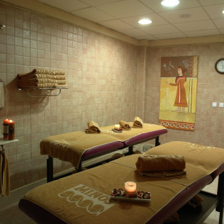 Bañera de Hidromasaje y Tratamiento a Elegir en Centro Spa Minos (Peñíscola, Castellón)