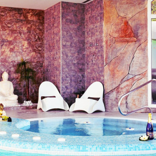 Circuito Spa Privado con Masaje y Cava para dos en Spa Sensara (Benalmádena, Málaga)