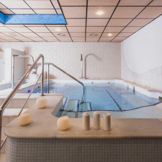 Spa Privado, Masaje Relajante, Cava y Bombones para dos en Agua y Salud (Sevilla)