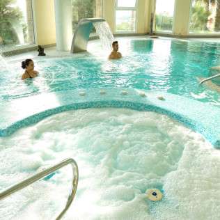 Circuito Spa, Masaje Relajante, Envoltura y Menú en Restaurante para dos en Spa Sensara (Arroyo de la Miel, Málaga)