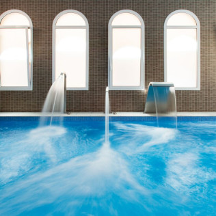 Circuito Spa en Balneario Vichy Catalan y Visita Guiada por Bodega Baronia de Vilademuls con Cata de Vinos para dos (Girona)