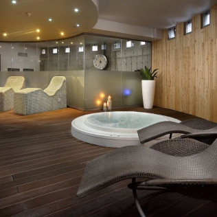 Circuito Spa y Comida o Cena para dos en Spa MasMonzón (Monzón, Huesca)