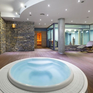 Circuito Spa y Comida o Cena para dos en Spa MasMonzón (Monzón, Huesca)