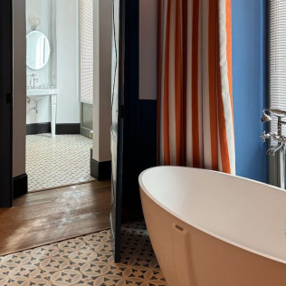 Suite Ovalada con Desayuno en Hotel Boutique Divino (Figueres, Girona)