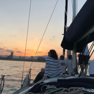 Salida Sunset en Catamarán con Música y Bebida para ver la Puesta de Sol (Barcelona)