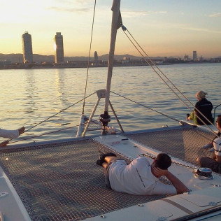 Salida Sunset en Catamarán con Música y Bebida para ver la Puesta de Sol (Barcelona)