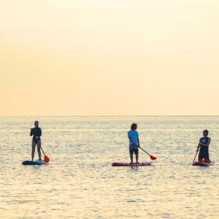 Paddle Surf al Atardecer con Fotos, Instructor y Cerveza (Barcelona)