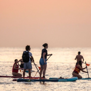 Paddle Surf al Atardecer con Fotos, Instructor y Cerveza (Barcelona)