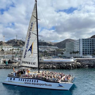 Paseo en Catamarán Super Cat con Avistamiento de Delfines, Comida y Banana Acuática (Gran Canaria)