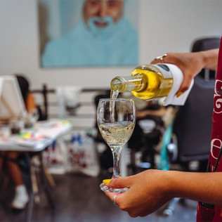 Sesión Art & Wine: Taller de Arte Abstracto con Vino Ilimitado (Madrid)
