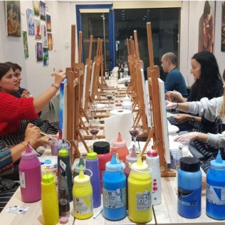 Sesión Art & Wine: Taller de Pintura y Vino con Opción a Aperitivo (Barcelona)