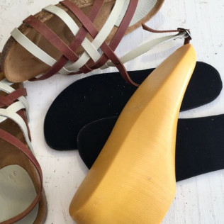 Taller de Creación de Calzado: Crea Tus Propias Sandalias en Nómada Atelier (Ciutadella de Menorca, Menorca)