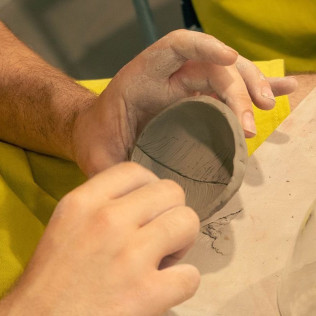 Taller de Cerámica: Crea tu Taza Personalizada (Barcelona)