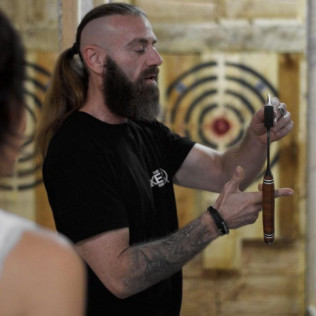Experiencia Vikinga: Tiro con Hacha para dos en The Axe Club (Barcelona)