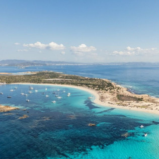 Formentera Cruise: Salida en Catamarán Ibiza - Formentera con Actividades Acuáticas (Ibiza)