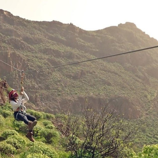 Ruta Multiaventura: Escalada en Roca, Vía Ferrata, Espeleología y Tirolina con Fotos y Snack (Santa Lucía de Tirajana, Gran Canaria)