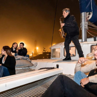 Tour Nocturno en Catamarán con Saxo en Vivo (Barcelona)