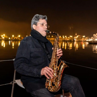 Tour Nocturno en Catamarán con Saxo en Vivo (Barcelona)