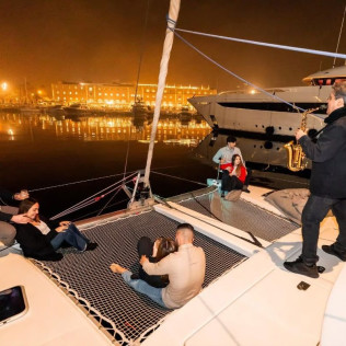 Tour Nocturno en Catamarán con Saxo en Vivo (Barcelona)