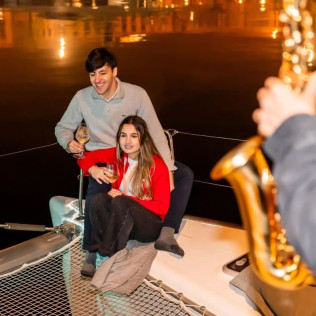 Tour Nocturno en Catamarán con Saxo en Vivo (Barcelona)