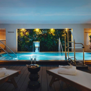 Tratamiento Corporal Envoltura de Seda: Envoltura y Masaje con Acceso a Piscinas, Jacuzzis y Sauna en Oasis Spa Sevilla (Sevilla)