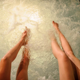 Tratamiento Corporal Envoltura de Seda: Envoltura y Masaje con Acceso a Piscinas, Jacuzzis y Sauna en Oasis Spa Sevilla (Sevilla)