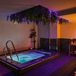 Tratamiento Corporal Envoltura de Seda: Envoltura y Masaje con Acceso a Piscinas, Jacuzzis y Sauna en Oasis Spa Sevilla (Sevilla)