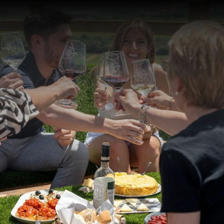 Visita Fusión: Visita, Almuerzo de Productos Locales y Cata de Vino para dos en Bodegas Valdelana (Álava)