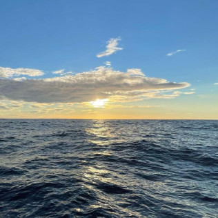 Puesta de Sol en Velero Privado con Paddle Surf, Snorkel, Bebidas y Aperitivo para dos (Badalona, Barcelona)