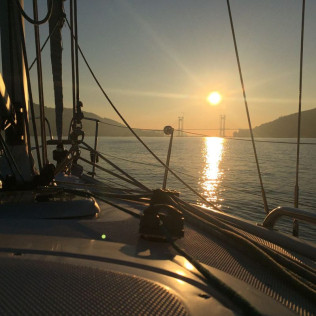 Escapada Romántica en Velero: Paseo, Cena y Alojamiento (Vigo, Pontevedra)
