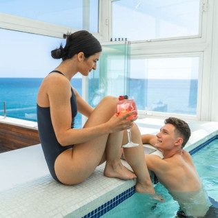 Sala VIP Privada con Sauna, Ducha de Sensaciones y Gran Jacuzzi  para dos en Villa Venecia Boutique Hotel 5* (Benidorm, Alicante)