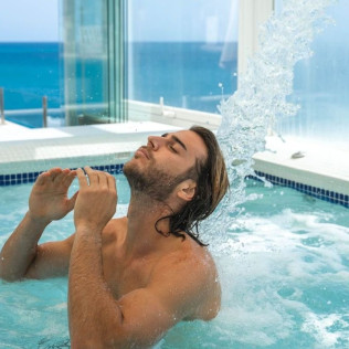 Sala VIP Privada con Sauna, Ducha de Sensaciones y Gran Jacuzzi  para dos en Villa Venecia Boutique Hotel 5* (Benidorm, Alicante)