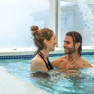 Sala VIP Privada con Sauna, Ducha de Sensaciones y Gran Jacuzzi  para dos en Villa Venecia Boutique Hotel 5* (Benidorm, Alicante)